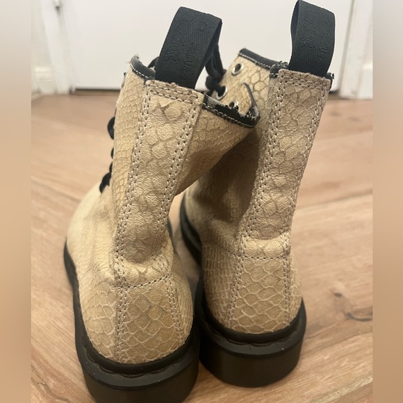 Dr. Martens Snake Print Combat Boots 1460 Pascal Off-white High Shine 6 - Picture 9 of 13